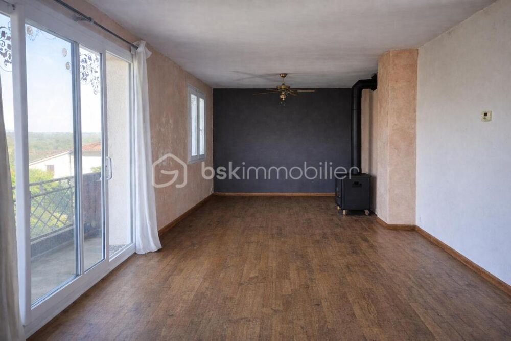 Maison à rénover avec sous-sol complet sur terrain clos de 806 m²