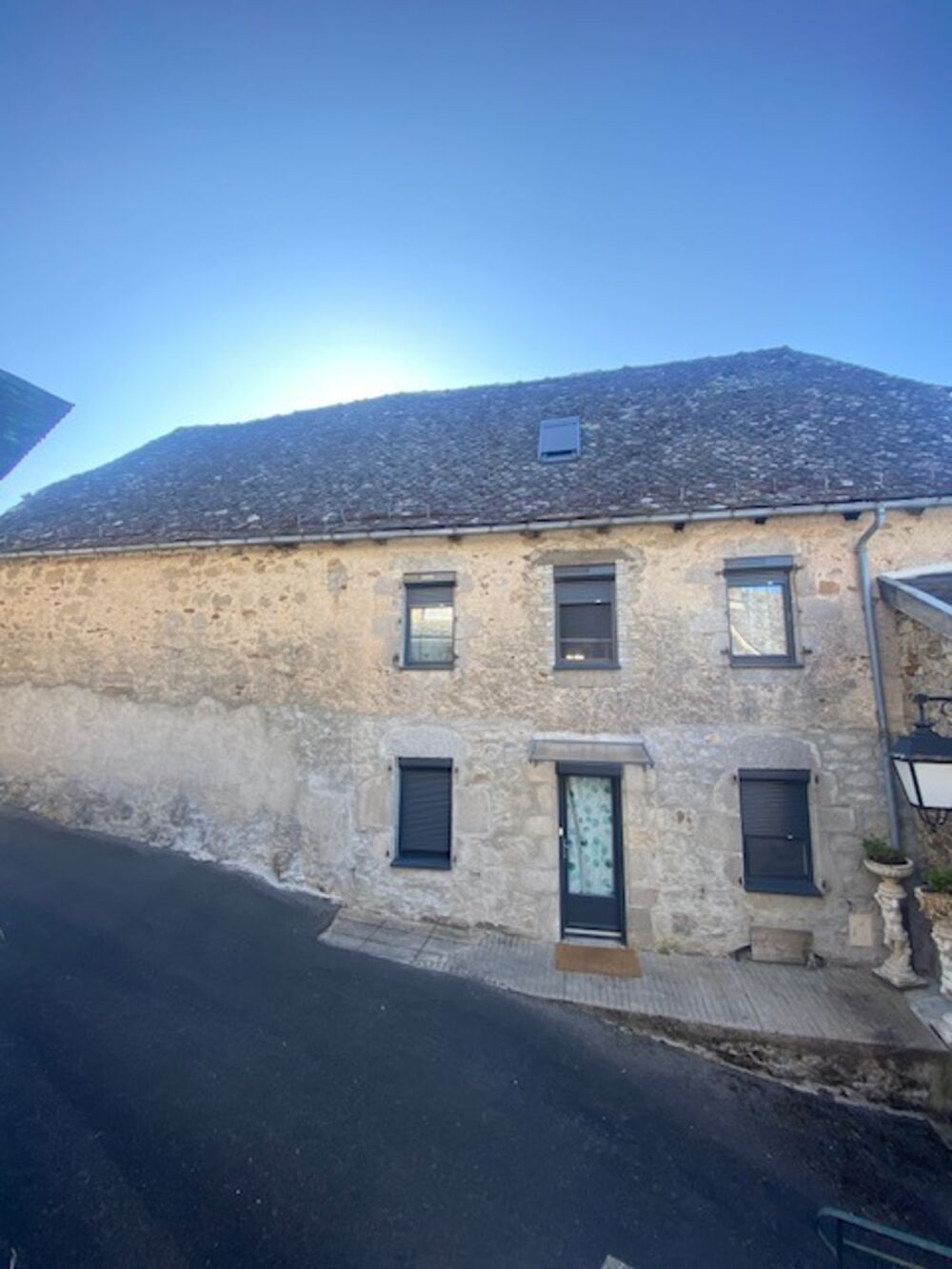 A ne pas manquer : Une maison haute en couleur dans un village pittoresque
