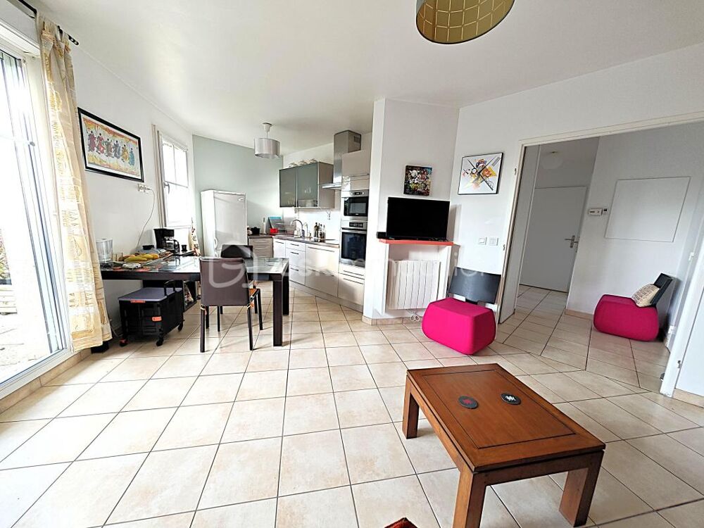 Aux Essarts-le-Roi, appartement de 51 m² avec jardin privatif d'environ 100 m² et un double garage de 27 m²