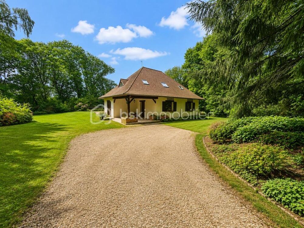 Une demeure de charme aux volumes rares, nichée dans un écrin de verdure de 7 300 m², 9 chambres, deux salles d'eau, une salle d