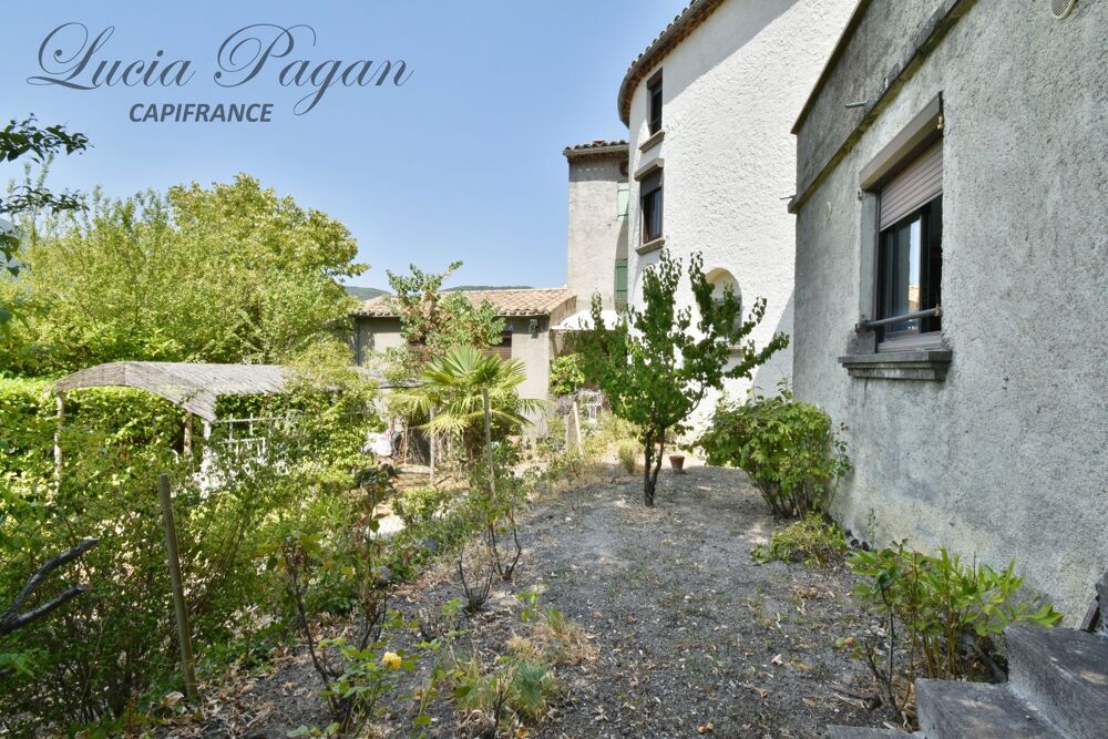 Une maison au pied du château, entre vie de village et grands espaces  Quillan