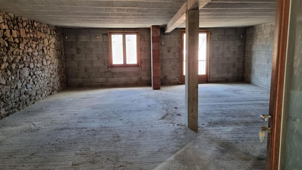 Vente Immeuble Dunières Centre 43220 local d'activité comprenant 100m² de garages et 100m² de plateau Dunieres