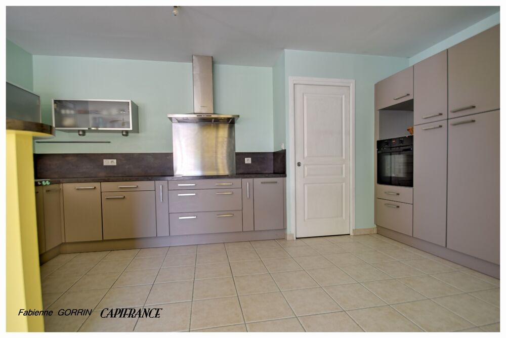 Vente Maison Maison à vendre 5 pièces  (17) Plain pied, trois chambres, terrain clos, panneaux photovoltaïques, Abris de jardin et abris à vé Saint jean de liversay