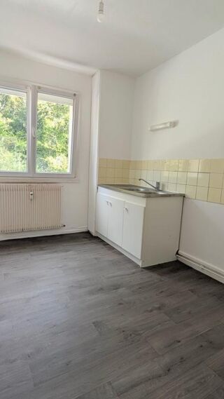  Appartement à louer 4 pièces 77 m²