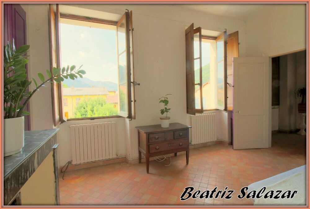 A Digne-les-Bains, dans un quartier central et calme, très bel appartement à rénover de 76m², 2/3 pièces et deux greniers