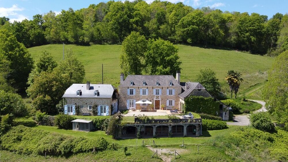 Pau (64) - À vendre Propriété de 450m2 - Forêt et prairie de 20 ha avec vue exceptionnelle sur les Pyrénées au calme