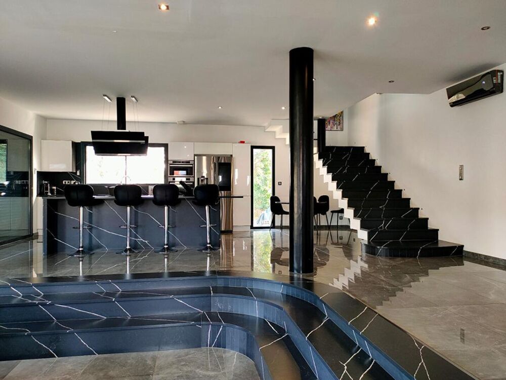 MAISON 224 m² - 7 PIECES - GARAGE ET DEPENDANCES - TERRAIN 3232 m²