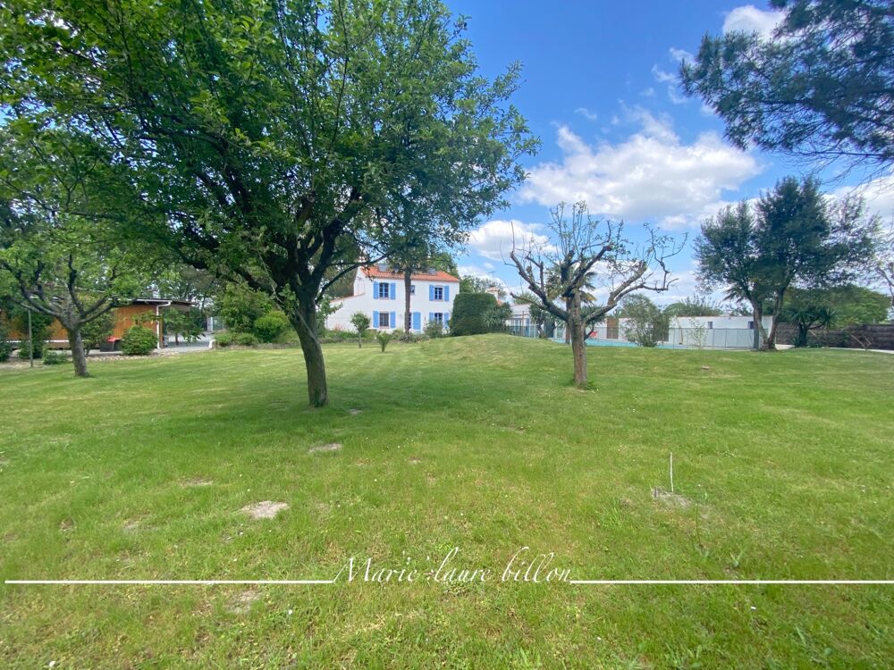Vente Maison Maison à vendre 7 pièces CHALLANS (85), maison 4 chambres avec véranda, espace détente +piscine, terrain clos de 4730 m2 Challans