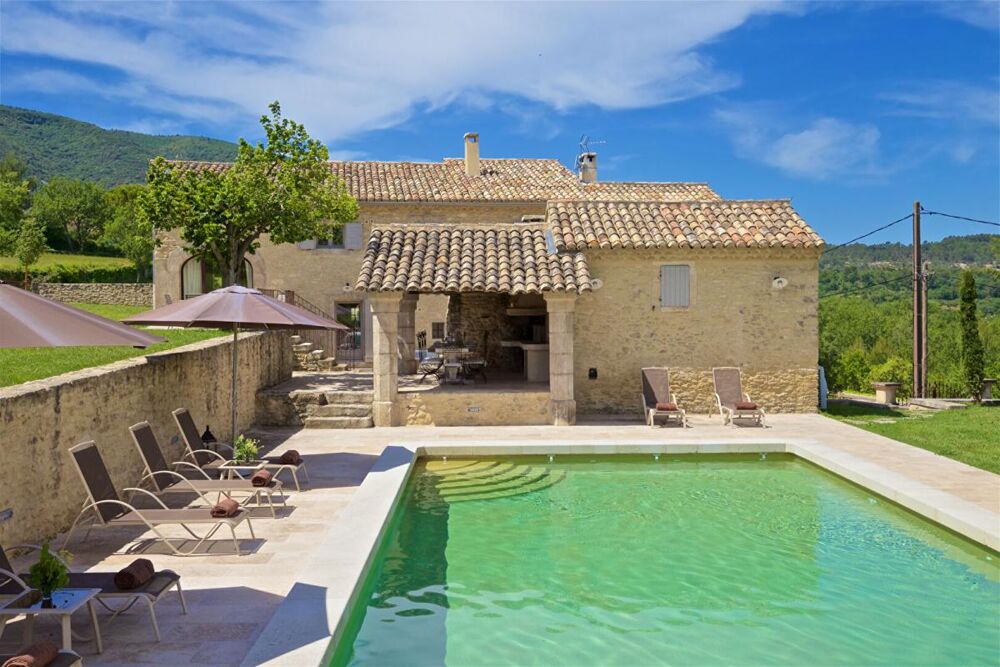 Luberon, mas restauré sur 3.8 ha avec piscine et vue