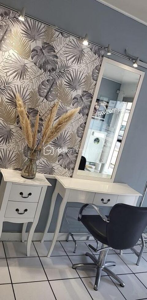 Fons de commerce - Salon de coiffure Mixte 82 m&sup2; � Saintes 60000 17100 Saintes
