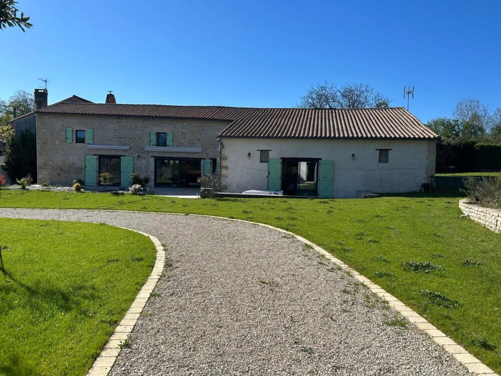 Maison 8 pièces 259 m² · à Coulonges sur L Autize · 259 m² · 299 000 €