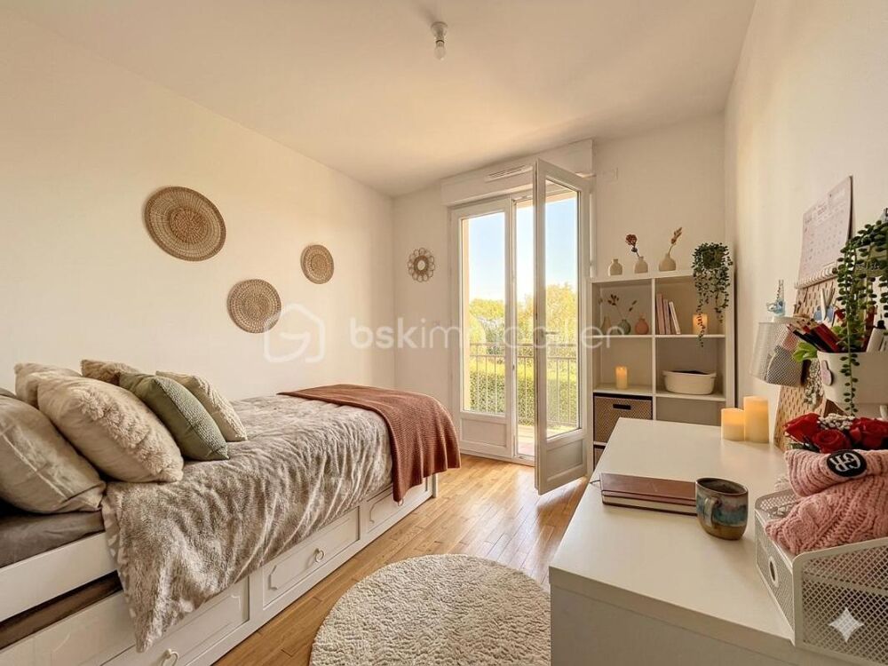 LE MESNIL-LE-ROI - T4 pièces de 77 m² avec balcon et 2 places de parking au sous-sol