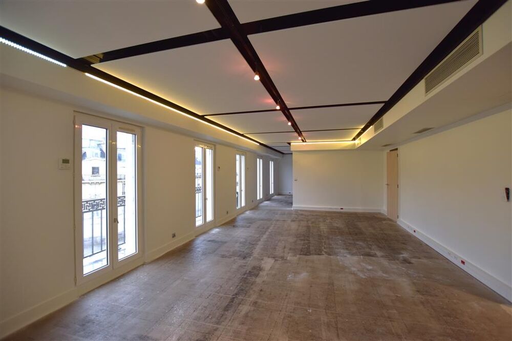   Bureaux de 378 m² non divisibles à louer au cœur du 3ème arrondissement de Paris, proche métro Réaum 