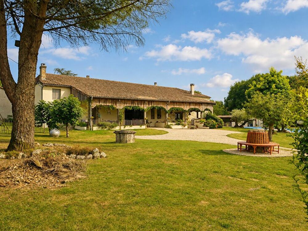 Ancienne grange rénovée avec gîte, grande piscine et vue panoramique