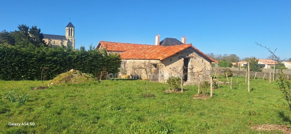? Corps de ferme en pierre 215 m²  Toitures neuves  Terrain 1 712 m² à St-Julien-des-Landes (85)