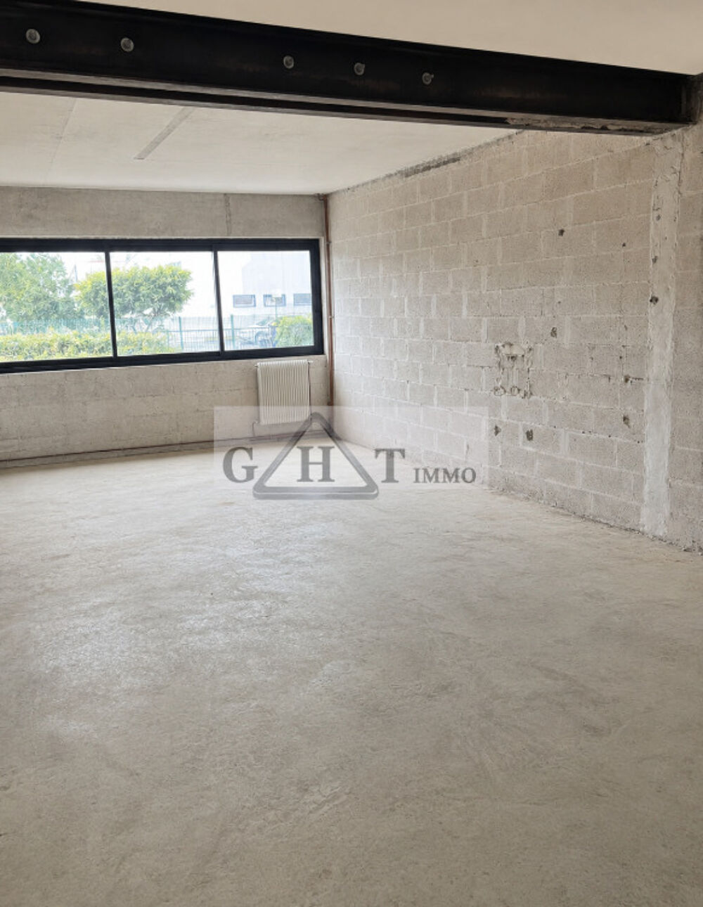   À LOUER : LOCAUX D'ACTIVITÉS 90m²- BUC 