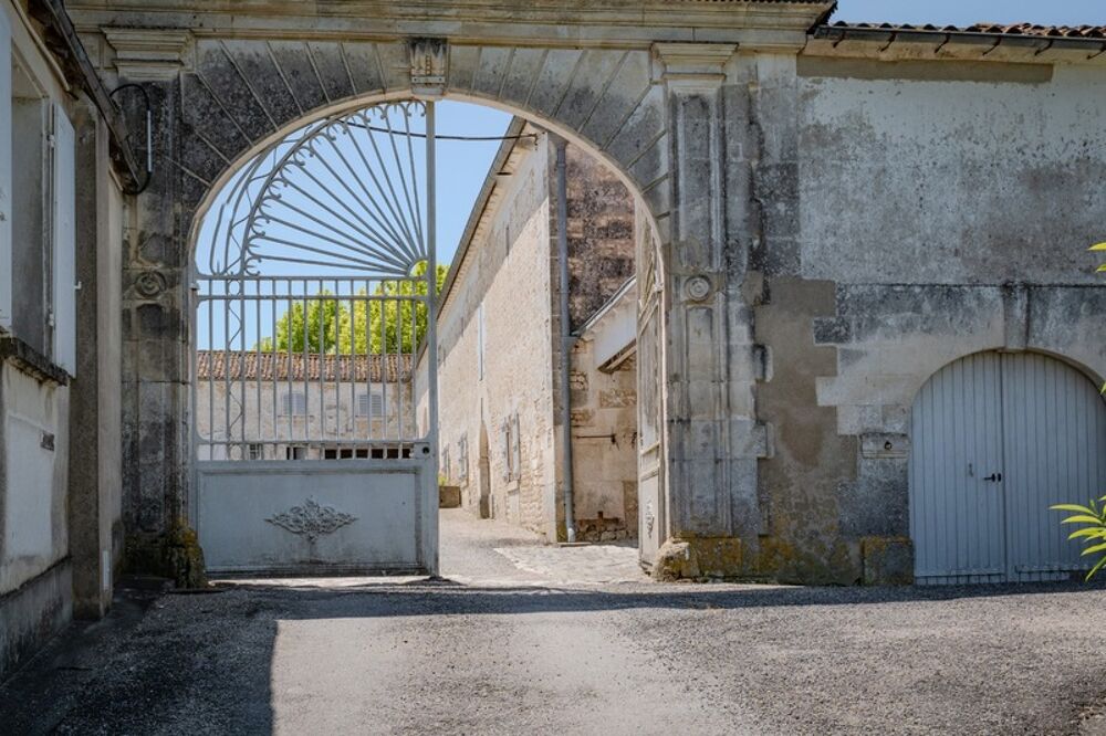 Propriété à vendre 18 pièces proche de COGNAC - Terrain de 3,2 Ha