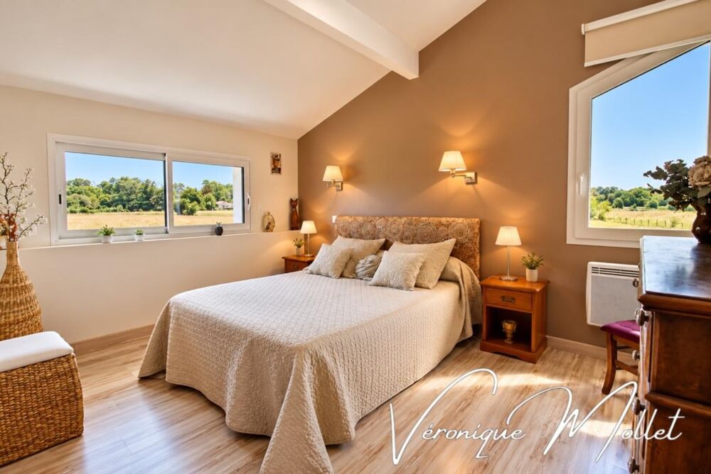 Vente Villa LIGNAN-DE-BORDEAUX – VILLA FAMILIALE, PISCINE, DÉPENDANCE AMÉNAGÉE ET PISTE CYCLABLE À 6 MIN À VÉLO Lignan de bordeaux