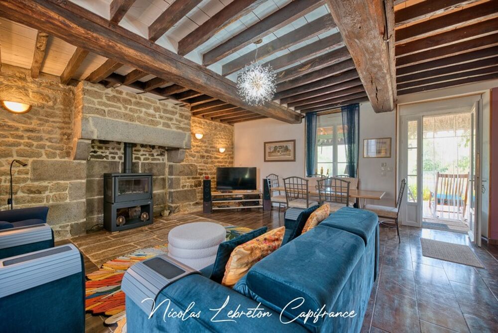 Maison en pierre rénovée de 202 m²  4 chambres + studio indépendant  Dépendance de 100 m²  Terrain clos de 2 775 m²