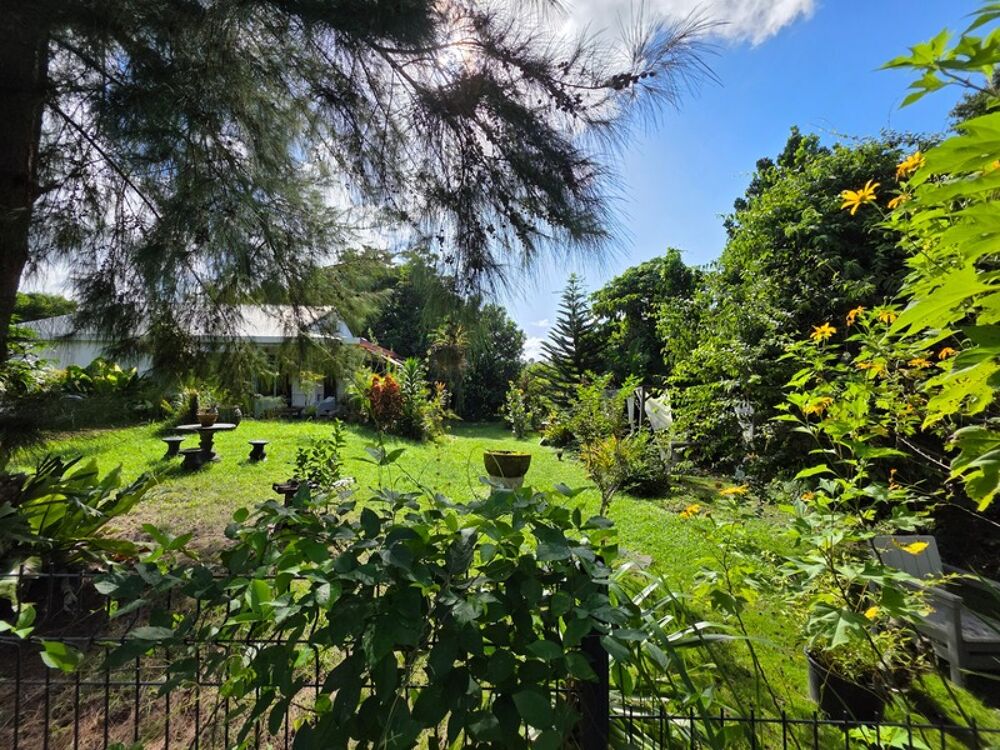 Villa 5 chambres + 2 F2 indépendants sur plus de 2400 m² de terrain