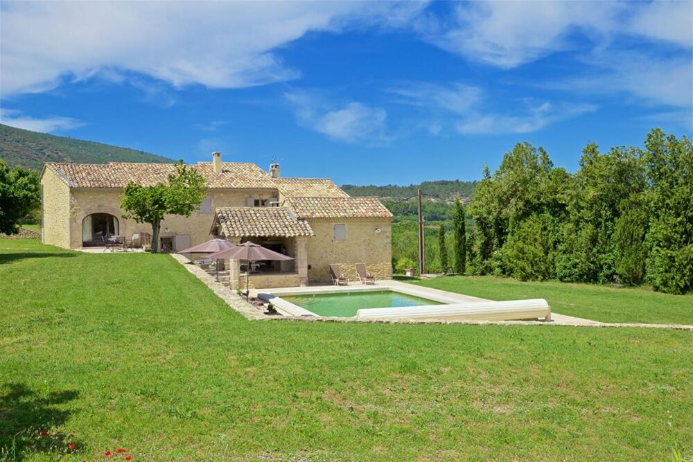 Luberon, mas restauré sur 3.8 ha avec piscine et vue