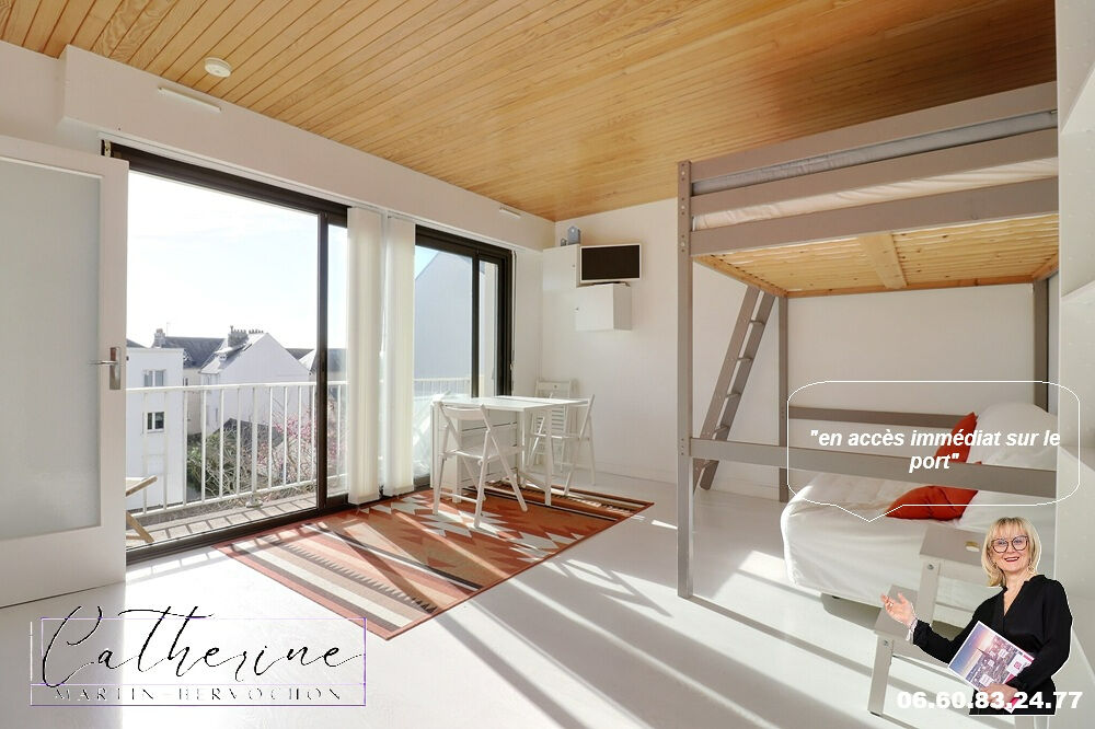 STUDIO baigné de soleil, dans une résidence sur le port proximité Plage du Nau