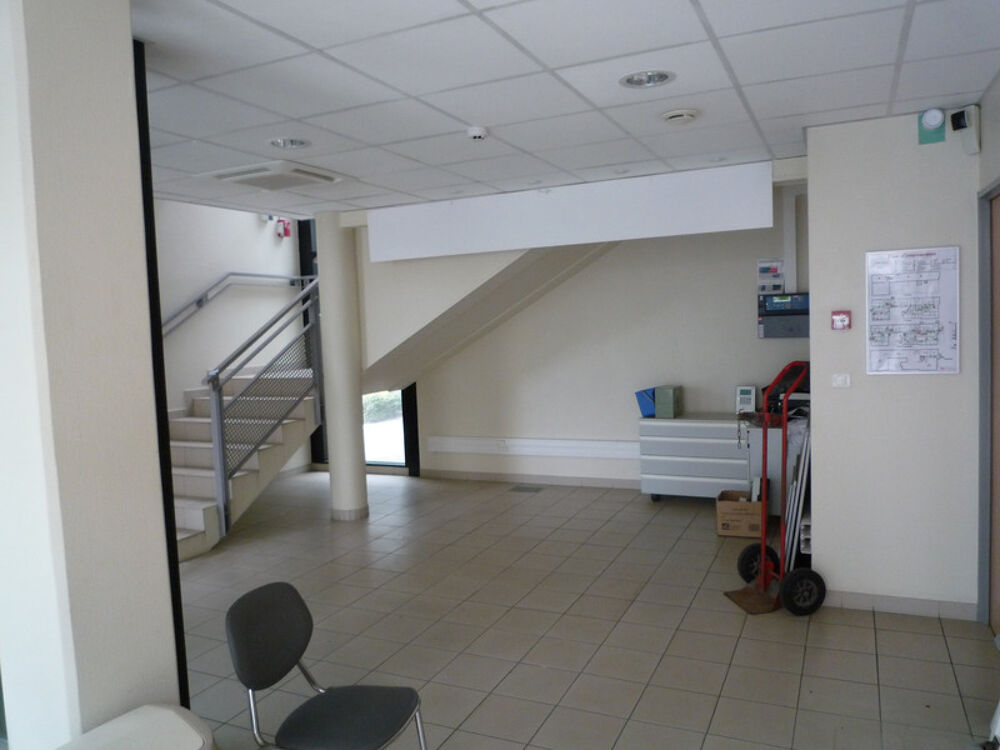   Dpt Aisne (02), Château-THierry, à vendre  immeuble de bureaux haut de gamme, construit en 2002 de 2412 m2, libre Chierry
