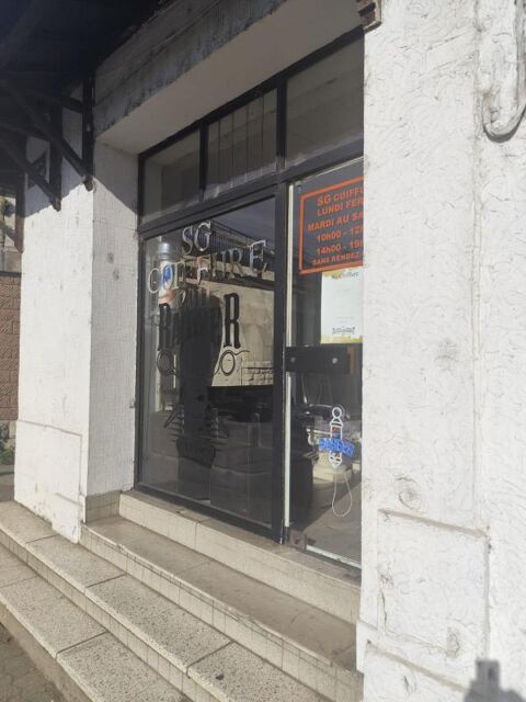 Local commercial 60000 42300 Roanne
