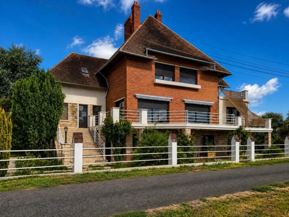 Vente Propriété/Château Maison de 9 pièces de 303m² à Guilly Guilly