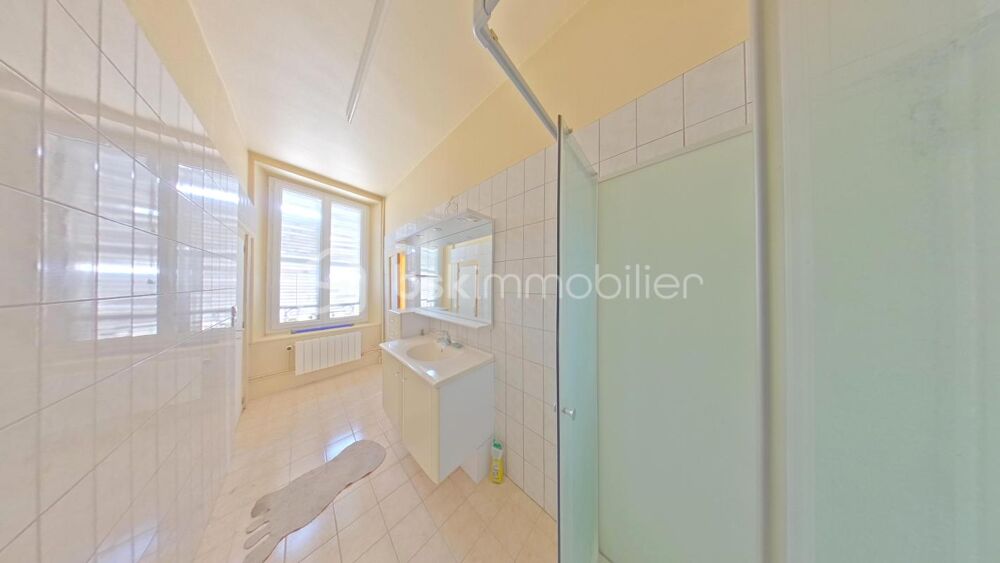 Maison de 269 m² comprenant trois logements avec un garage, une cave et une cour