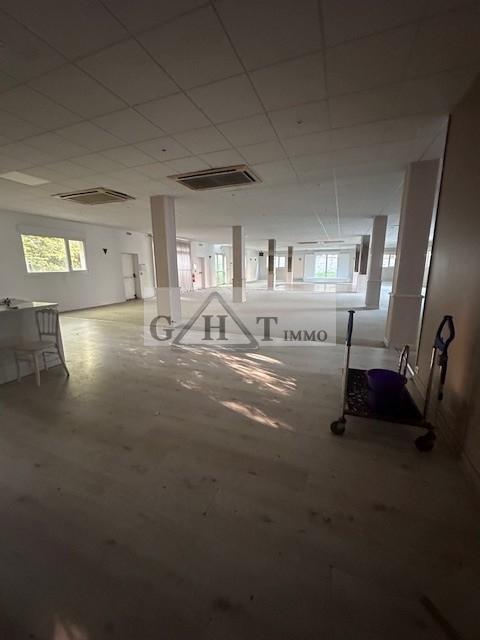   MAROLLES EN BRIE BATIMENT INDEPENDANT DE 850 M² TERRAIN EXPLOITABLE 
