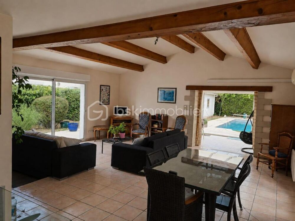 La Tremblade  Plain-pied 134 m²  3 chambres  70 m² despace de vie  Piscine  Garage