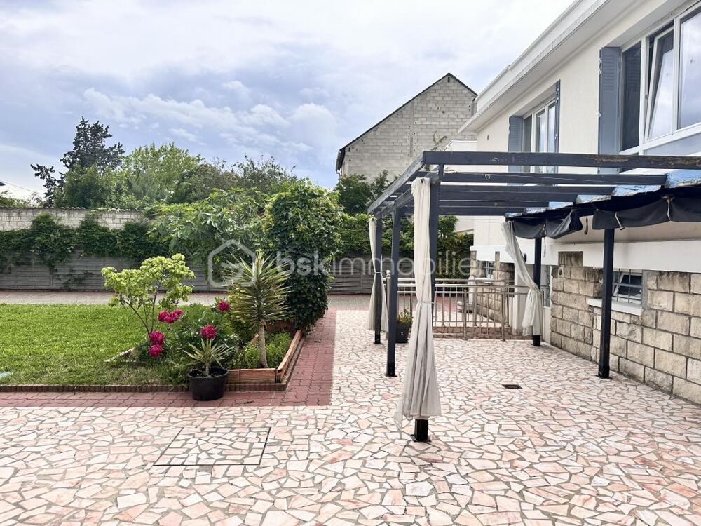 Grande maison familiale 185 m² + jardin + 5 garages  Proche RER C