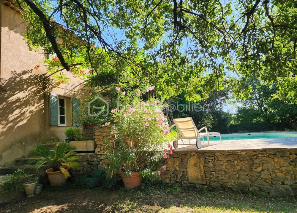 Batisse avec 5 chambres sur 3000m² de terrain avec piscine