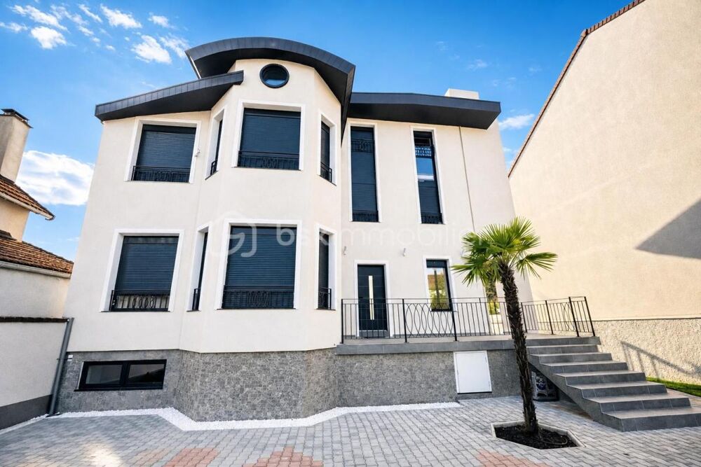MAISON DEXCEPTION DE 210M2 HABITABLES!