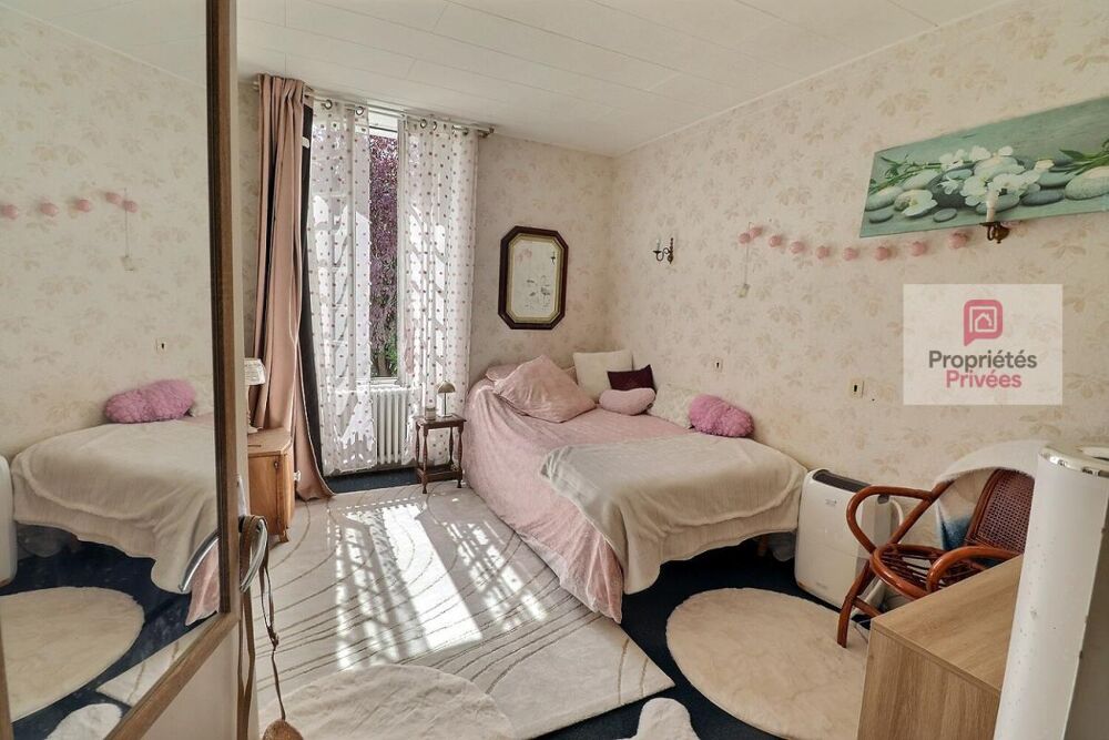 Vente Maison Maison de ville comprenant 2 habitations - nombreuses chambres - garage en sous sol - cellier - cabanon de jardin en parpaing - Taillebourg