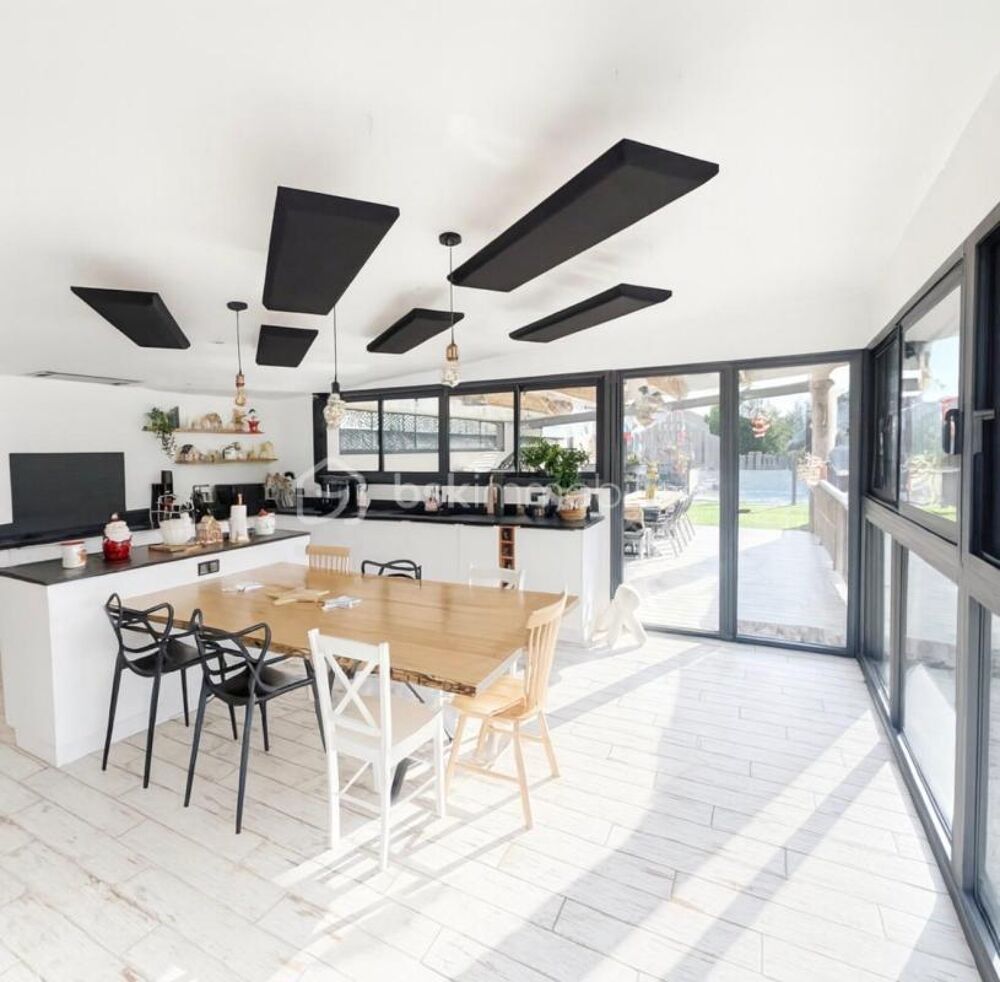 Magnifique propriété style loft de 293 m² sur un terrain de 1 360 m² à Lons