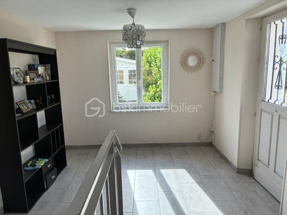 Maison individuelle avec étage,114m2 habitable, 3 chambres, avec piscine, terrain de 935m2