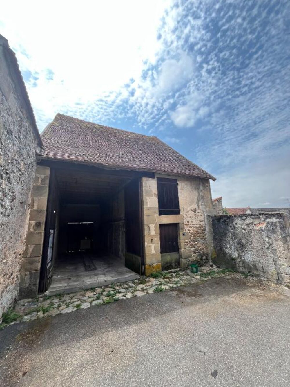 Vente Maison Le Montet Maison + Cour + cave +  Jardin + puits + garage + dépendances Le montet
