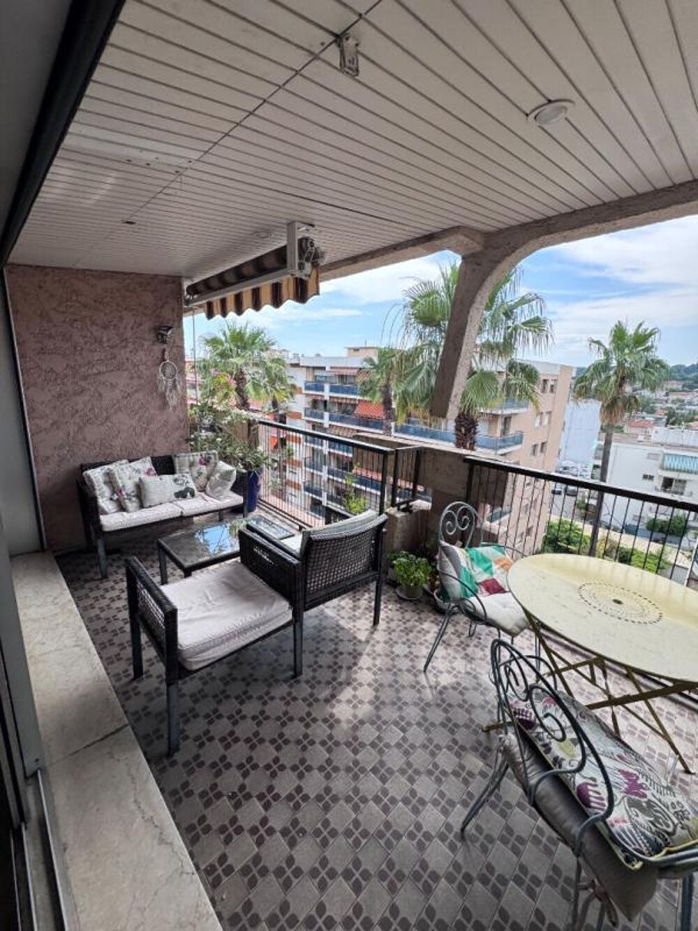 Appartement grand 2 P de 63m² en dernier étage à Cagnes-sur-Mer :quartier Hippodrome