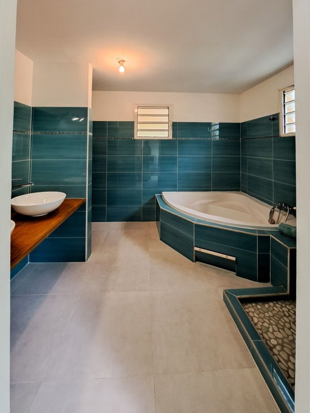 Vente Maison Le Moule - Maison familiale 188 m² avec piscine sur terrain de 1 226 m² Le moule