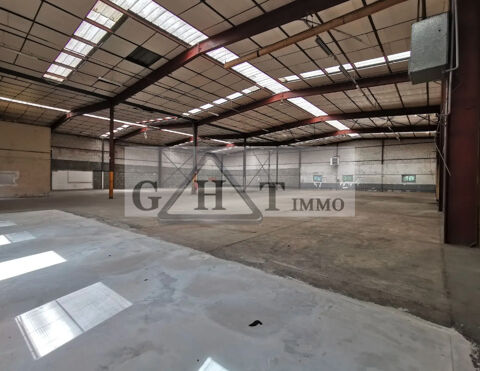   ENTREPOT-BUREAUX DE 1600M2 EN VENTE A PLAISIR ! 