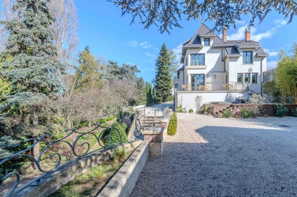 Vente Maison Maison bourgeoise 255 m² entièrement rénovée, parc clos et arboré de 4 303 m² (piscinable), 3 garages, terrasse, jacuzzi Roanne