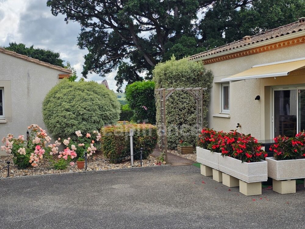 Villa de plain pied - 4 chambres - piscine - terrain de pétanque - garage - cadre naturel privilégié