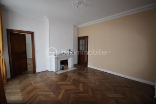  Appartement à louer 6 pièces 166 m²
