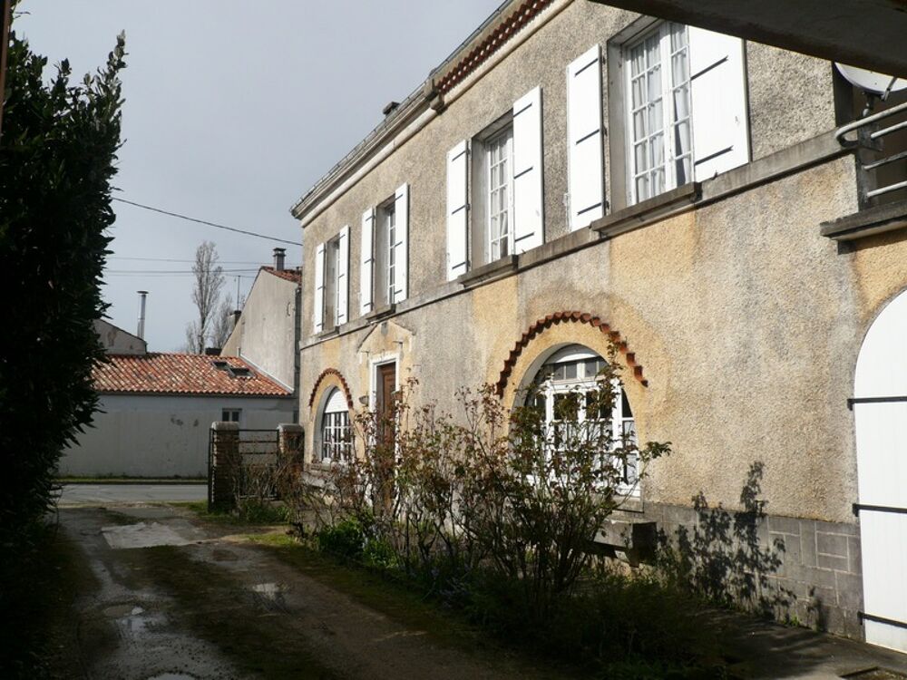 ? BURIE (17) A Vendre CORPS de FERME et Ses Nombreuses Dépendances ?