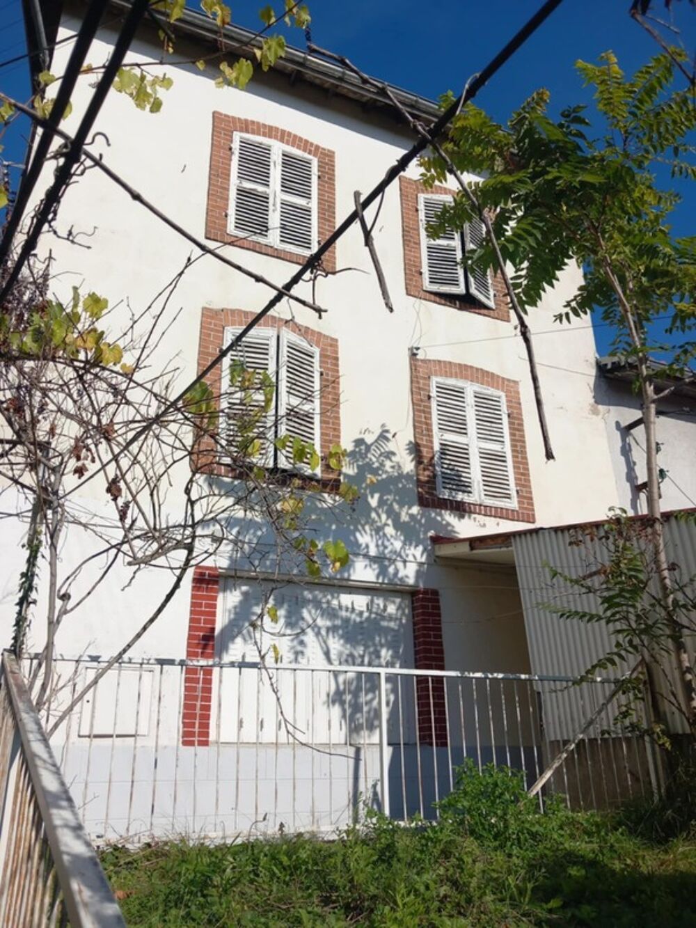 Vente Maison Ensemble immobilier A RESTAURER ENTIEREMENT comprenant maison de ville, appartement et 2 anciens ateliers de coutellerie Thiers
