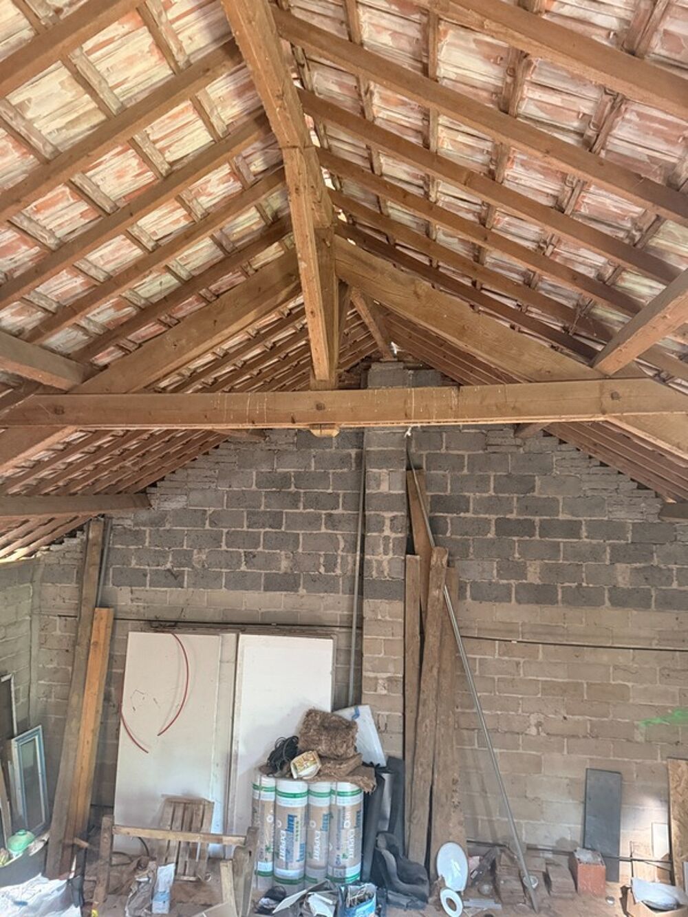 Ancienne grange à finir de restaurer 140m², 4 chambres, sur 1,2 hectares de terrain, 79 000 €