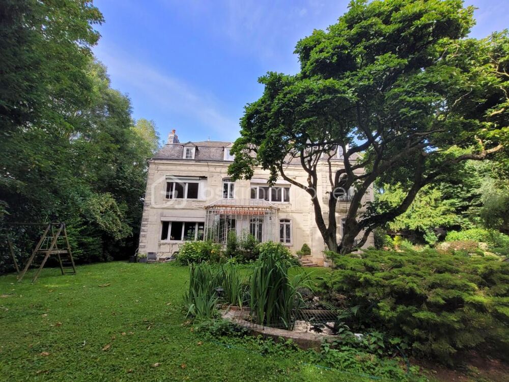 Manoir 19ème avec ancienne maison de gardien, grand garage, parc paysager