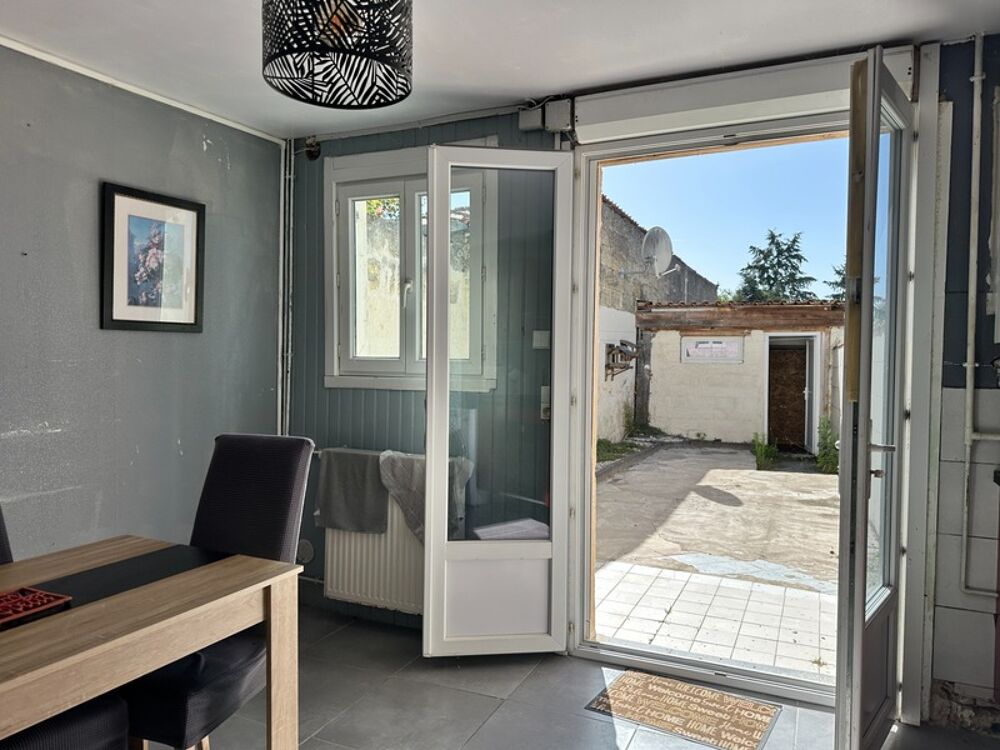 Charmante maison de ville à Guîtres  Cour, dépendance et fort potentiel